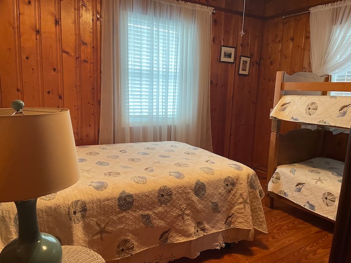 Kjo dhomë gjumi në cepin e përparmë ka një krevat dopio dhe një sërë bunksesh. Nuk ka dollap sepse kur u shtua rryma qendrore dhe nxehtësia, njësia hyri në dollapin e kësaj dhome gjumi. Ka një gardërobë për të varur rrobat. 