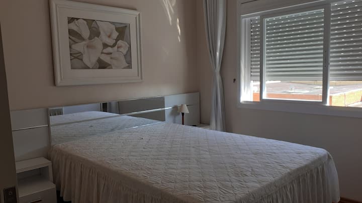 dormitorio con 3 camas matrimoniales