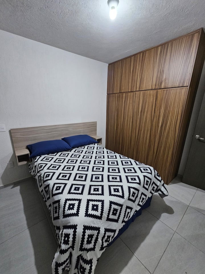 ארון עם ווים, מגהץ ושמיכות נוספות.