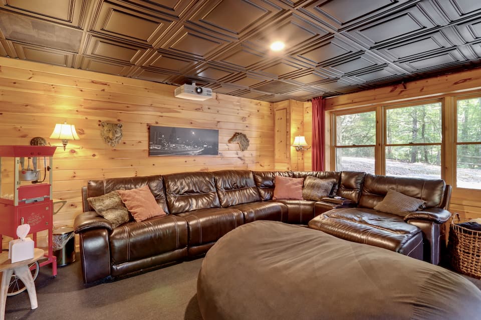 A log cabin on a private trout pond, Mineral Bluff, Georgia, United States, photo 3 of 10