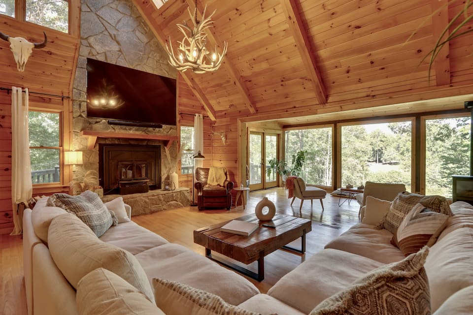A log cabin on a private trout pond, Mineral Bluff, Georgia, United States, photo 4 of 10
