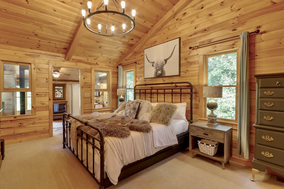A log cabin on a private trout pond, Mineral Bluff, Georgia, United States, photo 9 of 10