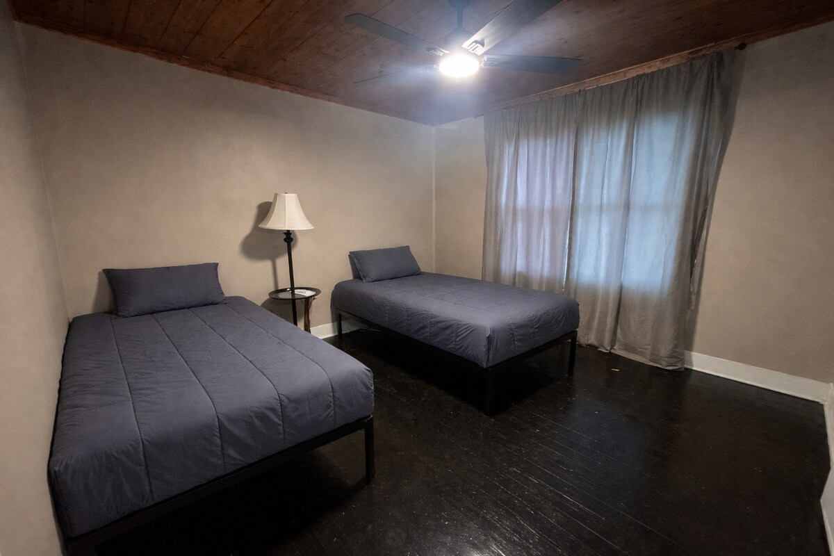 Dva odvojena kreveta i prirodno svjetlo