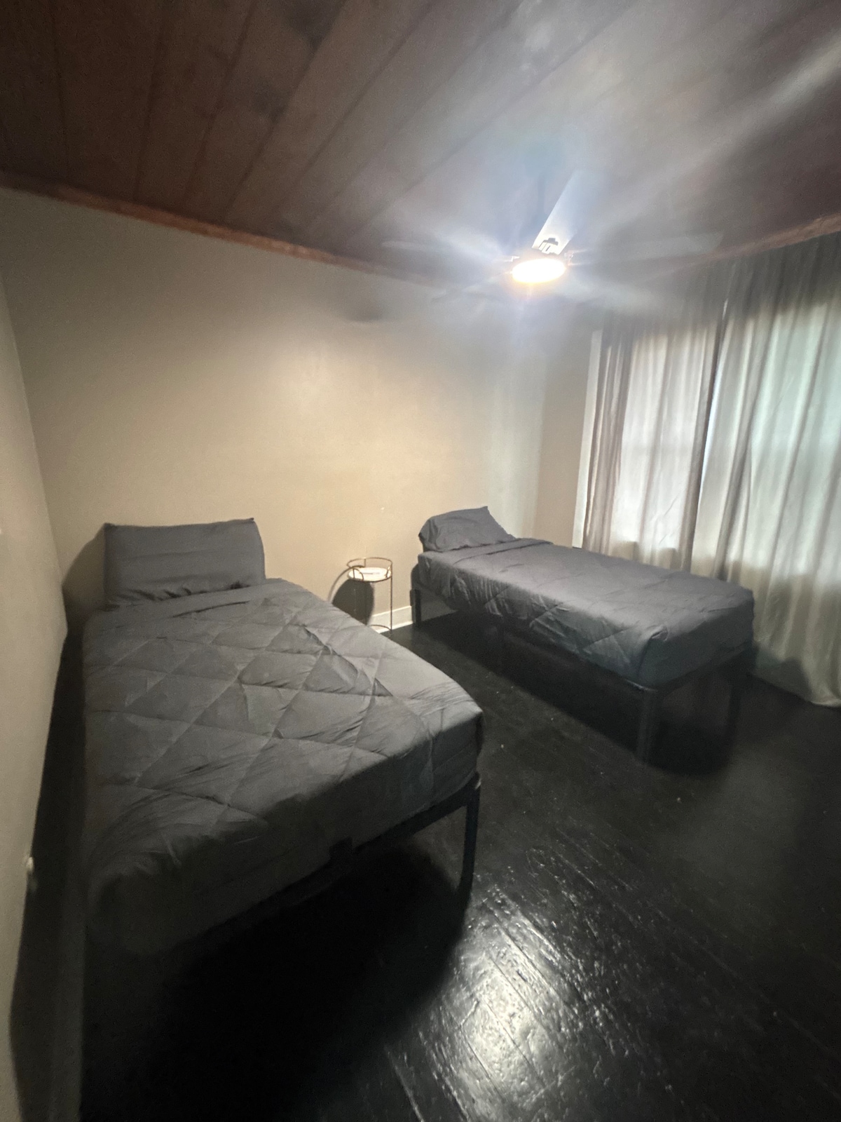 Dva odvojena kreveta i prirodno svjetlo 