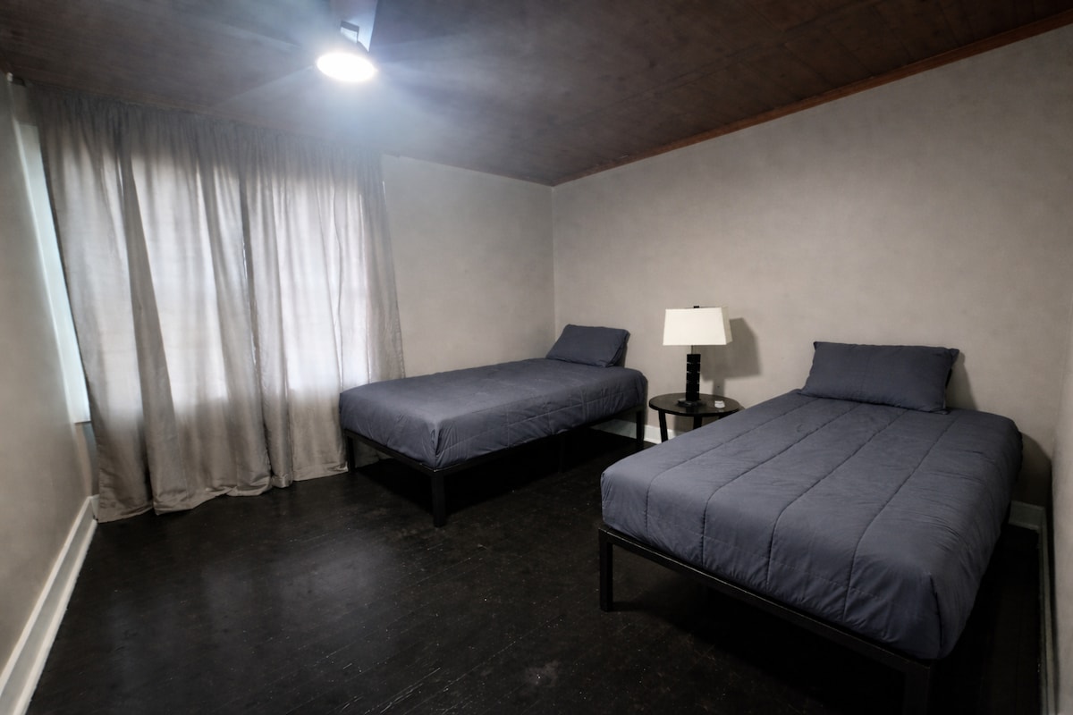 Dva odvojena kreveta i prirodno svjetlo 