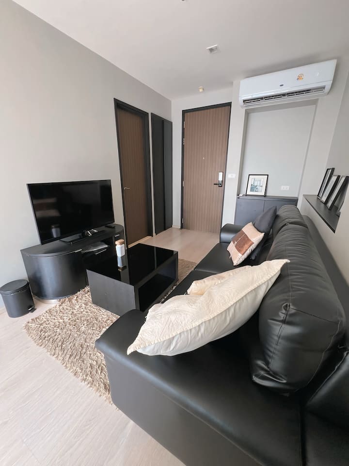 Kožni kauč, udoban dnevni boravak, pametni TV, Netflix i opuštanje