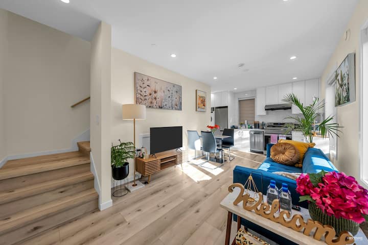 Private Entrance Brand New & Spacious 2 Bed Suite - Vancouver