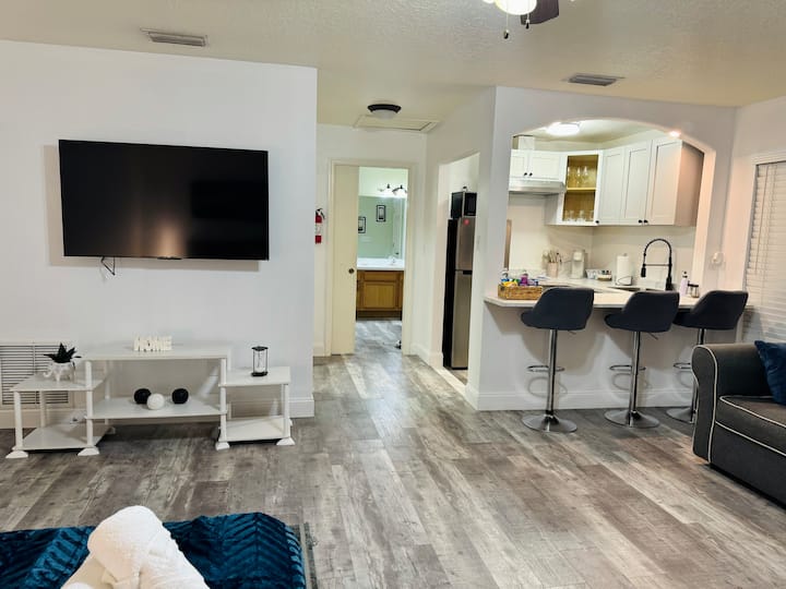Relaxing Studio Suite – Big Bath + Private Entry - Deltona, FL