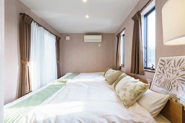 Postoje 2 spojena bračna kreveta, tako da je široka 280 cm, a čak i 4 odrasle osobe mogu spavati prostrano.