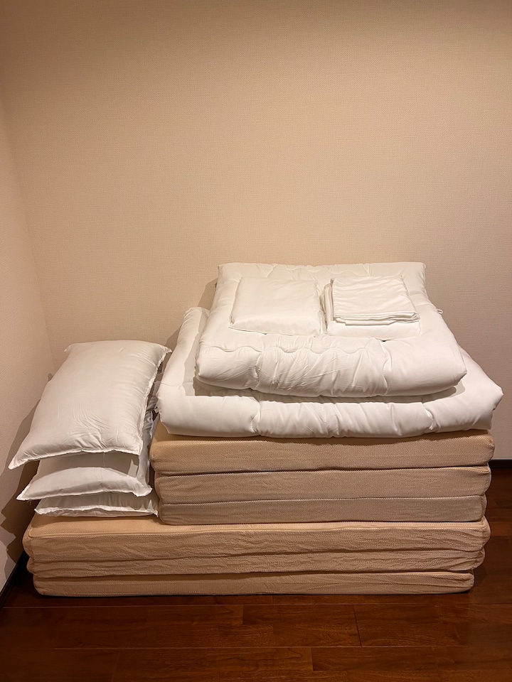 Ako vas je više od 5 osoba, pripremit ćemo sklopivi madrac (1 dvostruki x 1 jednostruki x 1).