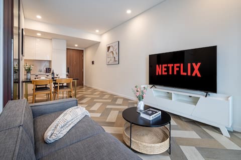 The Galleria | Iconic Bridge View w/ Pool & Gym