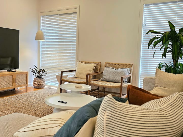 Walk To Beach, Cafés • Deck W Bbq • Coastal Escape - Bateau Bay