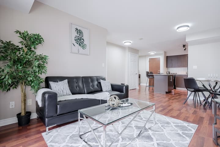 Corporate 2br Condo • Celebration Sq • Parking - Mississauga
