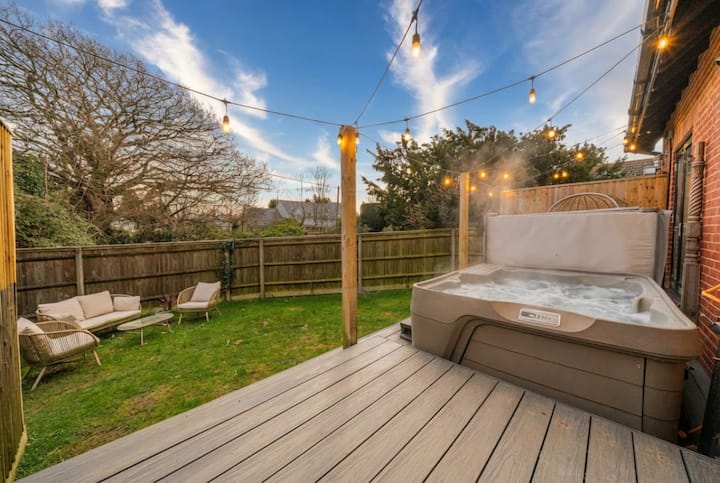 Relaxing Coastal Cottage With Hot Tub & Views - Isle of Wight