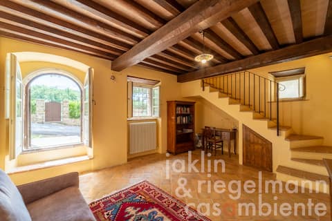 Proprietà Airbnb di successo: The Enchanted Fortress a Magione