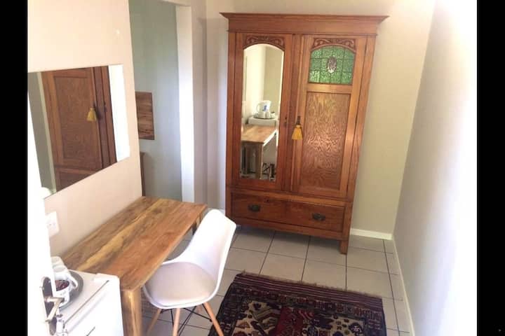 Vchod s pracovným priestorom a kávovou stanicou