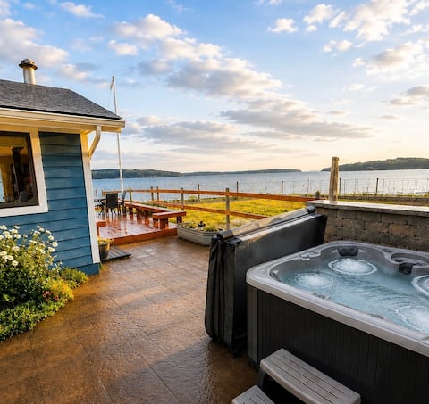 Beachfront home with Hot Tub and Whale Watching