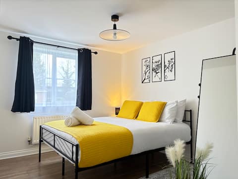 2BR 2BA Flat • King Beds • Free Parking • Near LGW