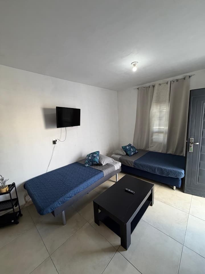 Spacious Work Stay - Gated & Parkfront. We Invoice - 薩爾蒂約