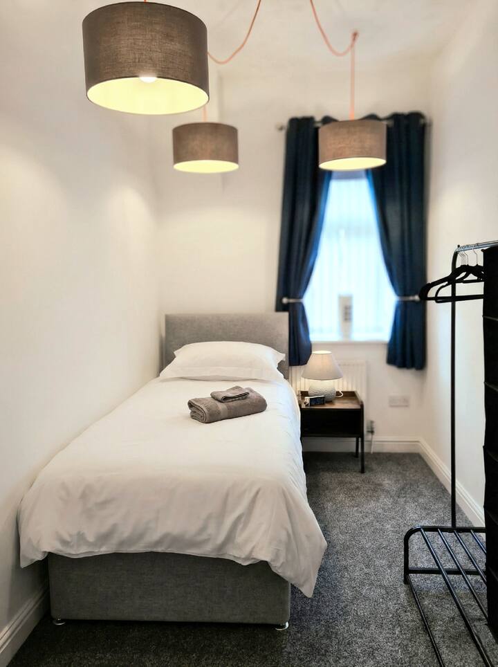 Krevet za jednu osobu i krevet na razvlačenje za jednu osobu. Ormar s vodilicama, TV na zidu.