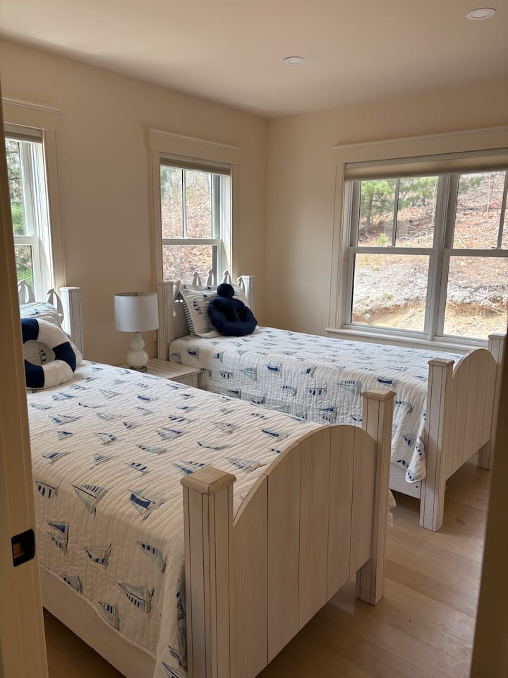 Двокреветни кревети и ќе се претворат во брачен кревет (широк 150-179 см) на барање 