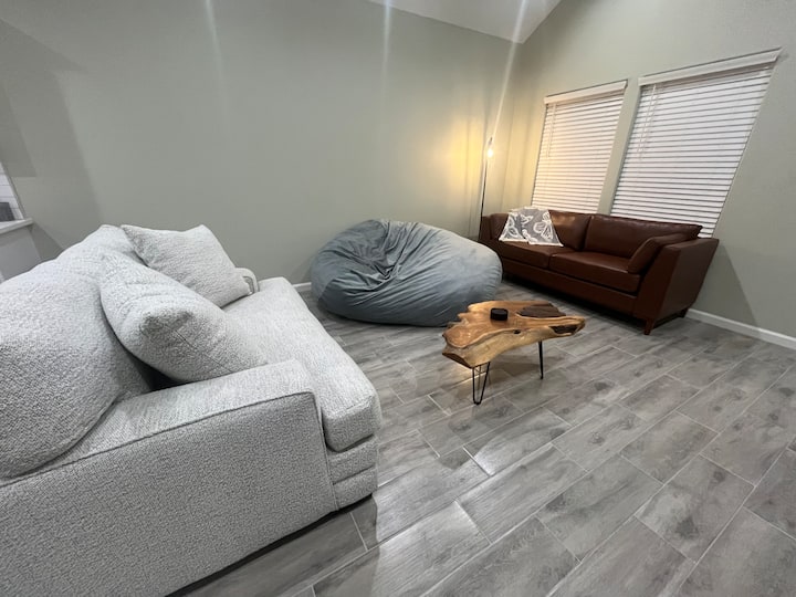 Beautiful Brand New Modern Home! - 博蒙特