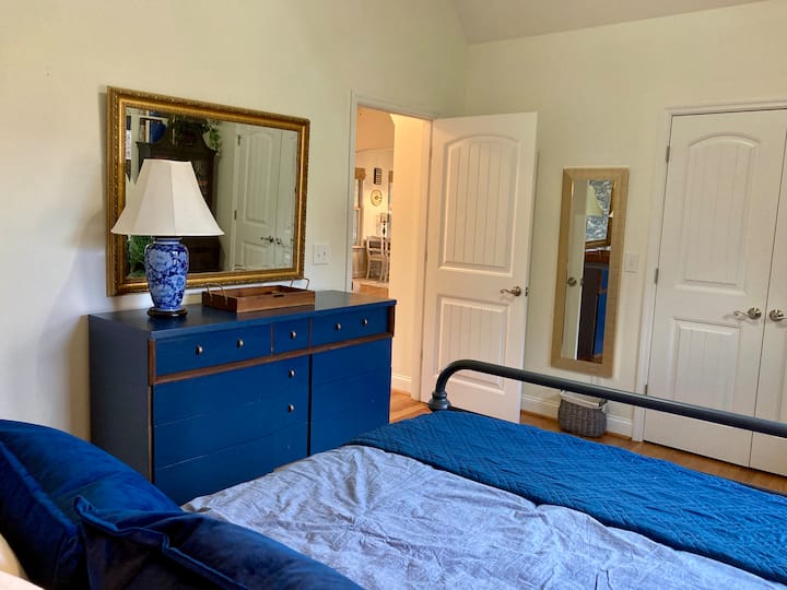 Dormitorio delantero con amplia cómoda y armario. Prácticos espejos de tocador en cada dormitorio.