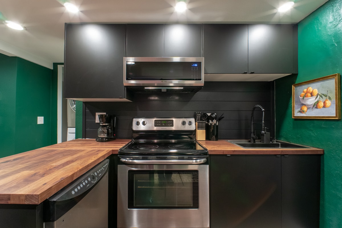 KING Basement Suite near PDX Airport, Fire Pit – Photo 3