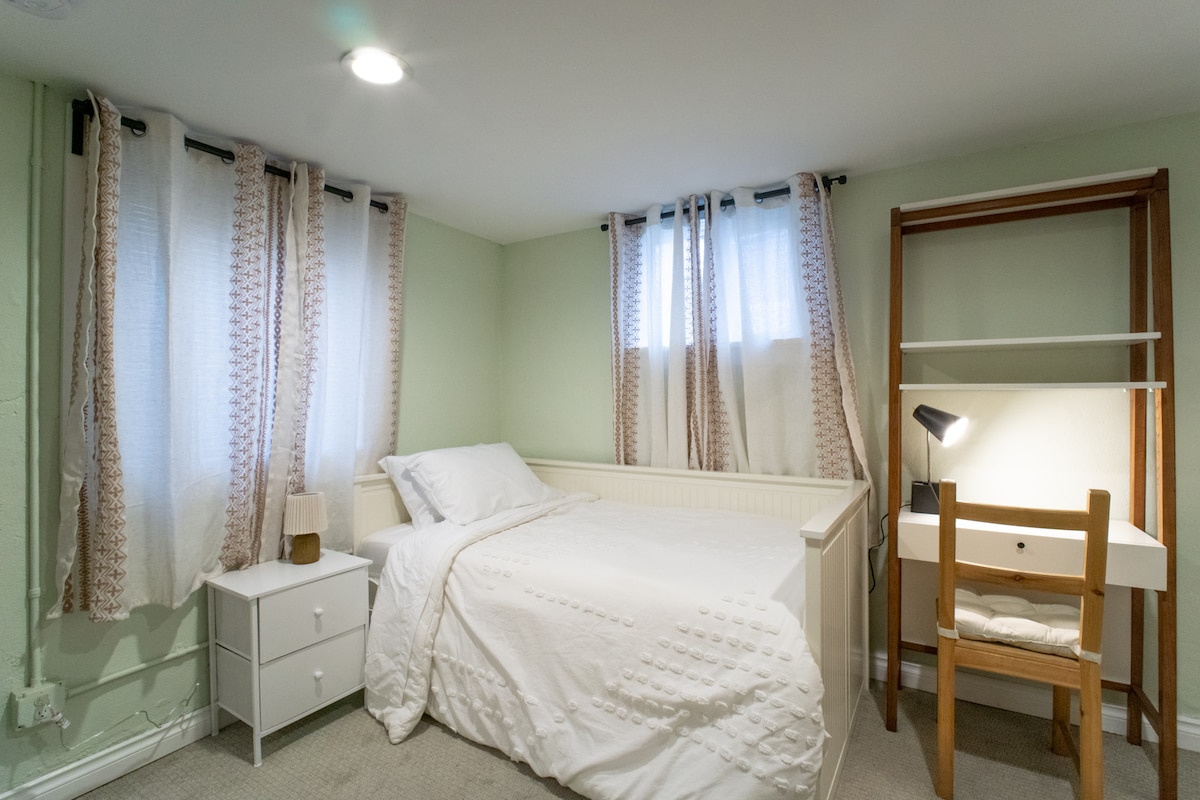 KING Basement Suite near PDX Airport, Fire Pit – Photo 8