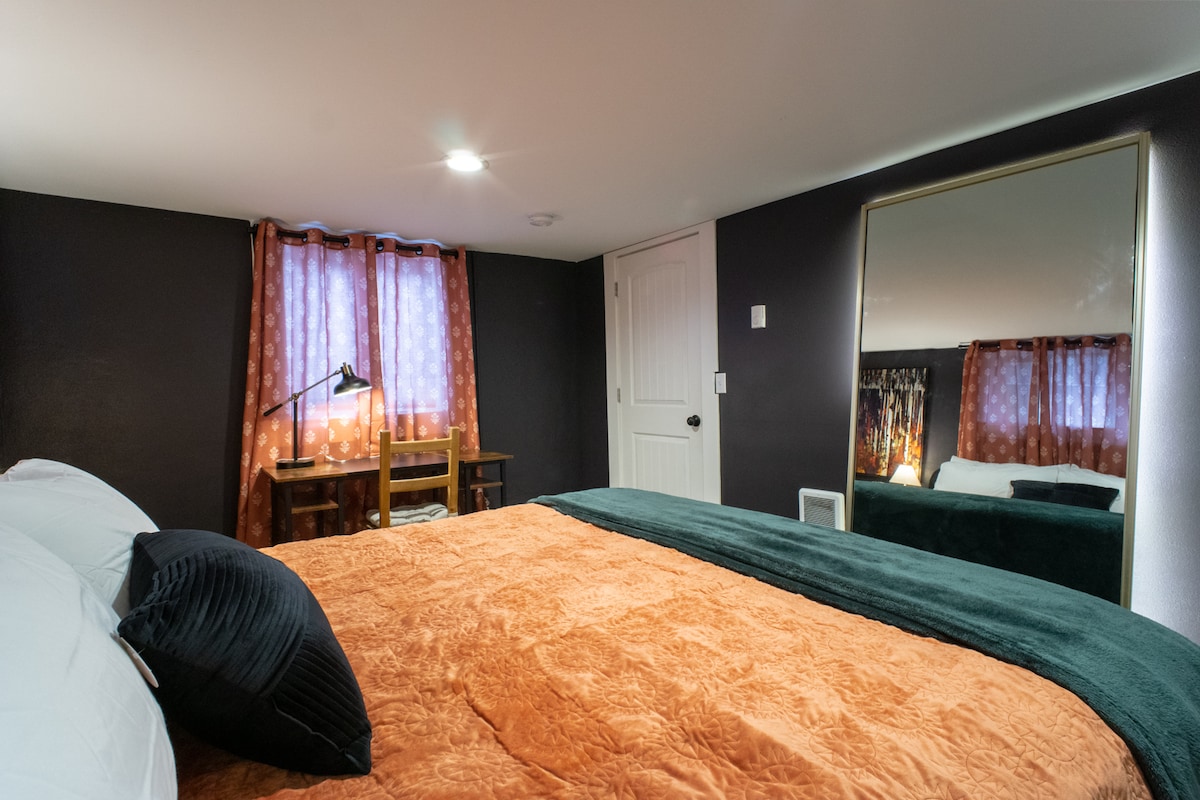 KING Basement Suite near PDX Airport, Fire Pit – Photo 6