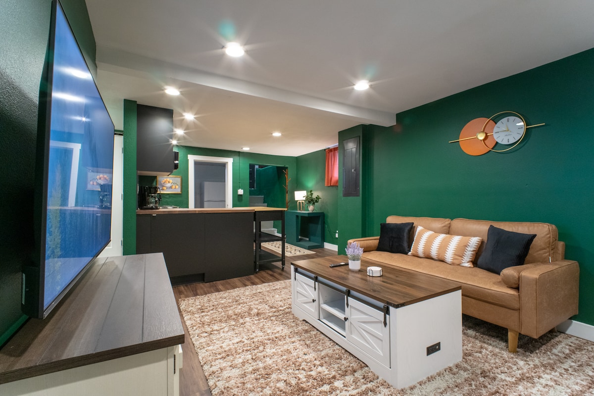 KING Basement Suite near PDX Airport, Fire Pit – Photo 14