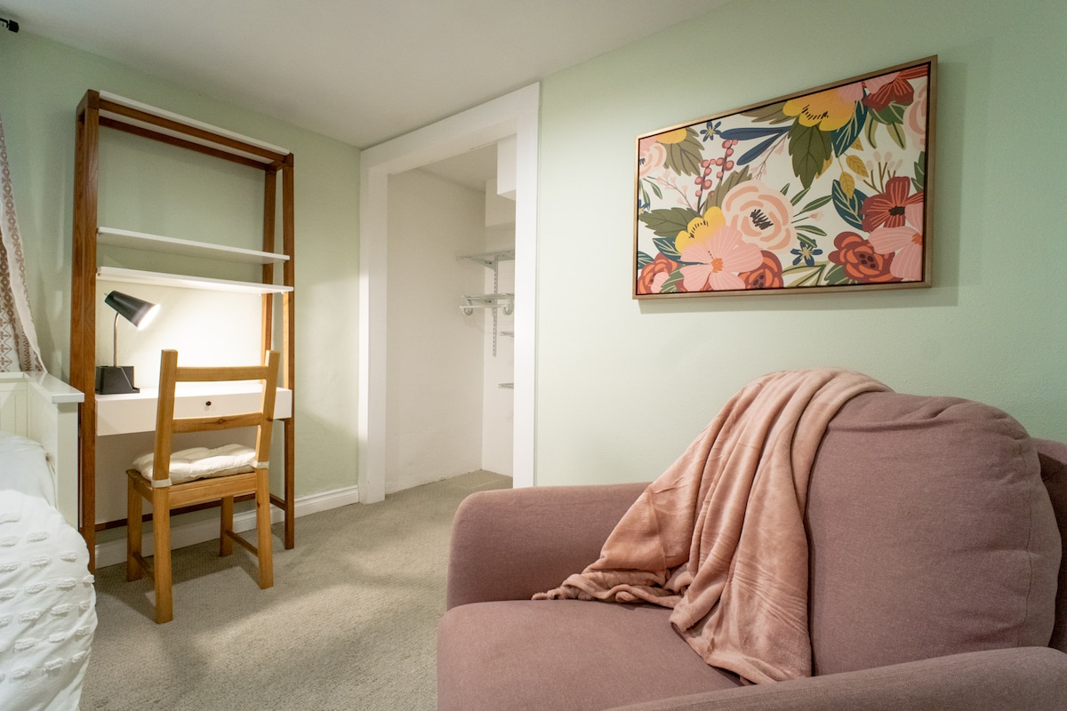 KING Basement Suite near PDX Airport, Fire Pit – Photo 9