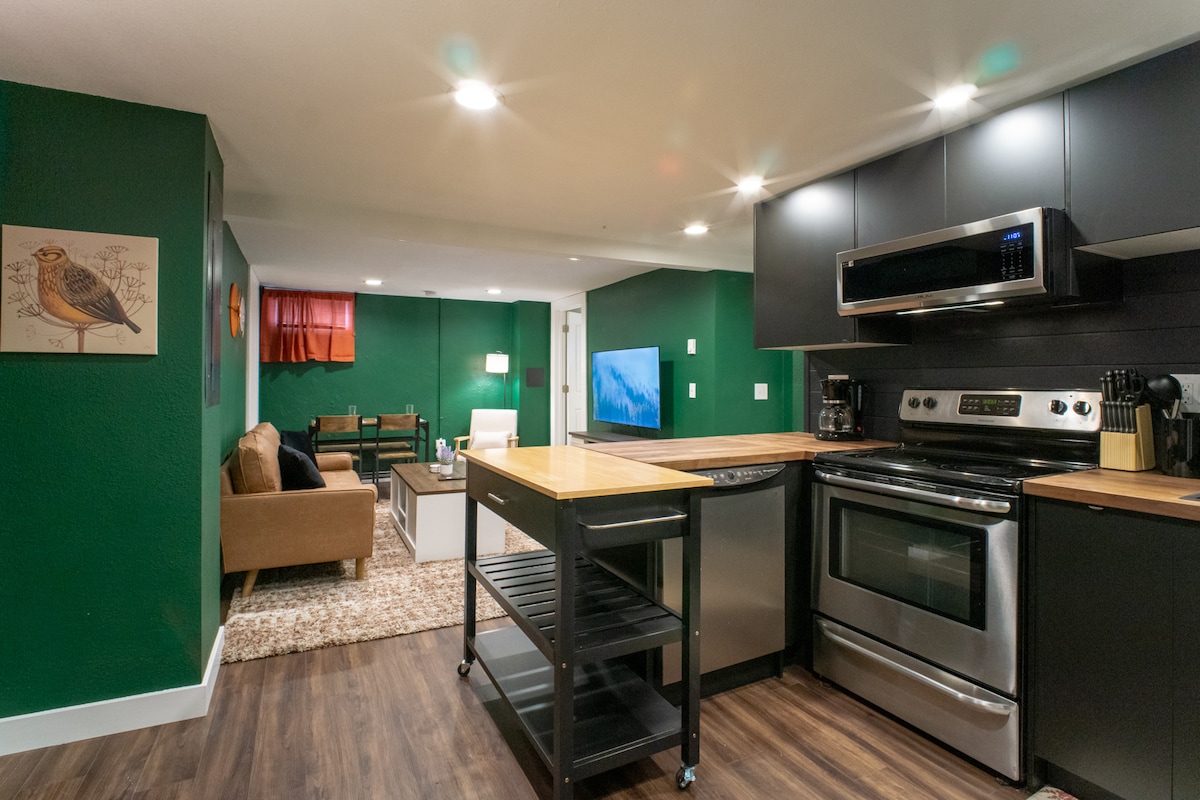 KING Basement Suite near PDX Airport, Fire Pit – Photo 15
