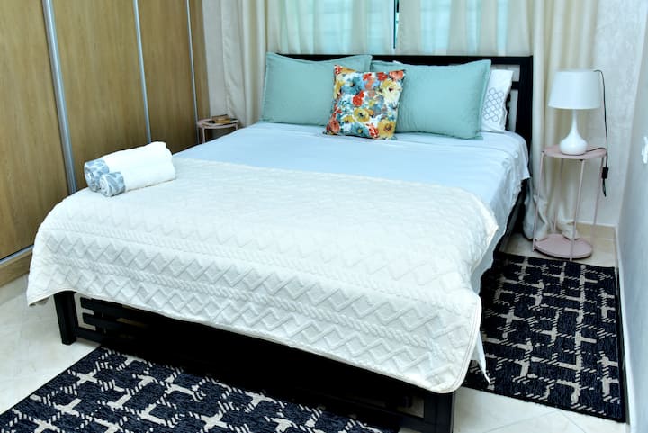 Sunčana i mirna spavaća soba s velikim bračnim krevetom, prostranim ormarom, vlastitim tušem/WC-om i posebnim prostorom za rad koji jamči udobnost i produktivnost.