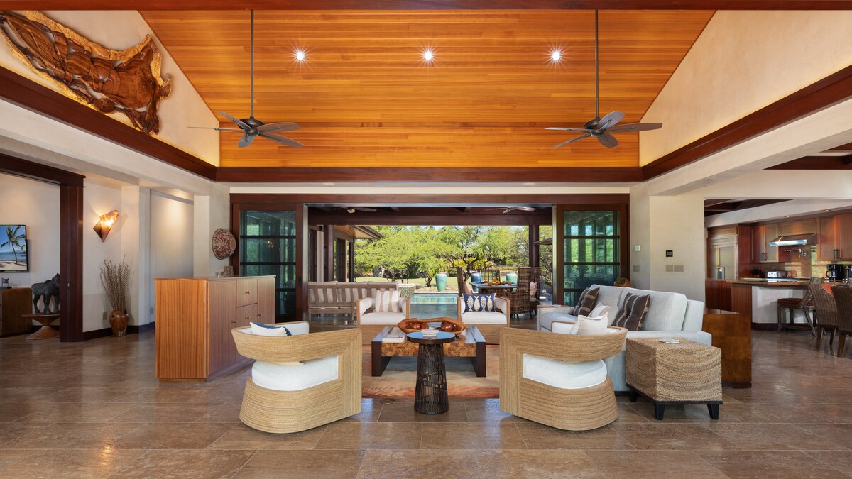 Impresionante habitación con techo abovedado que se abre al patio y a la piscina