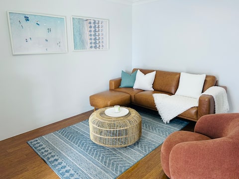 Successful Airbnb property: Walk across to Kirra Beach! Perfect Location. in Coolangatta
