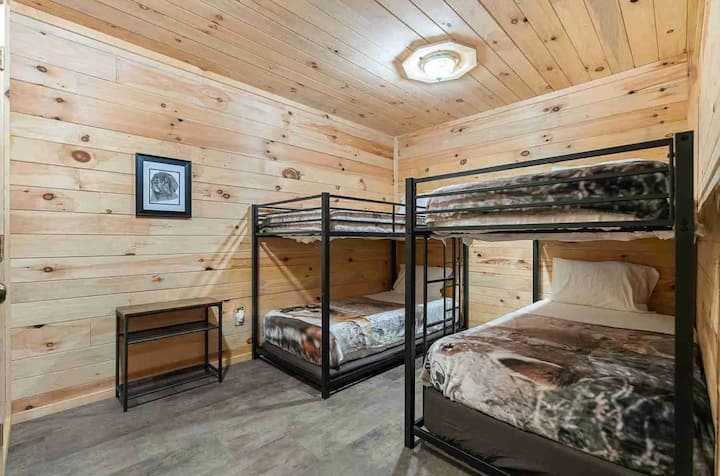 הגישה לחדר קומתיים היא דרך חדר השינה הראשי למטה. 
אידיאלית לאורחים צעירים/סוויטה משפחתית. 