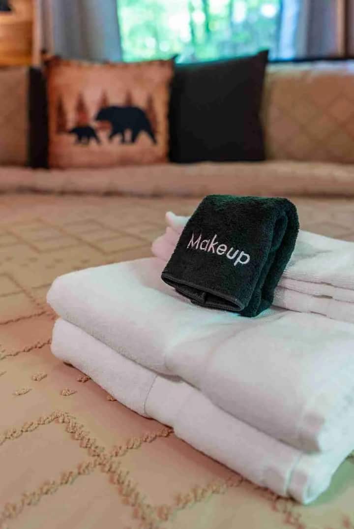 חדר שינה ראשי למטה עם מיטת קינג סייז ומיטת יום. 
הגישה לחדר עם מיטת קומתיים היא דרך חדר השינה הזה. 