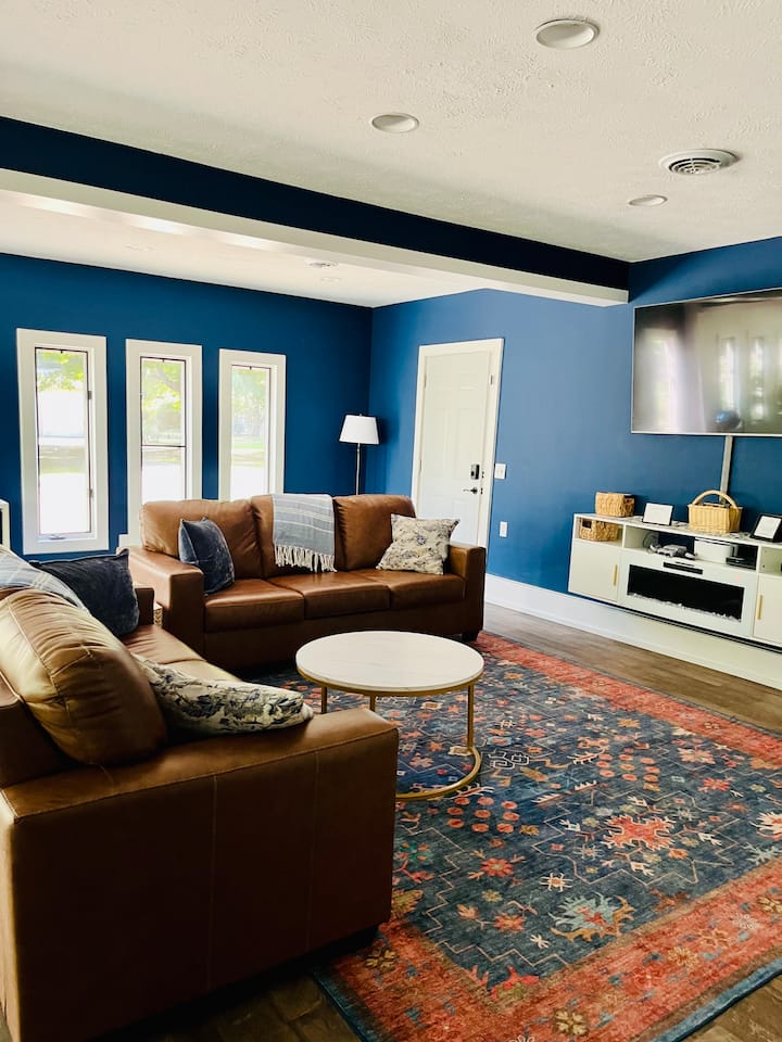 *Newly Renovated Home W/ Hot Tub & Fire Pit 1+acre - South Haven, MI