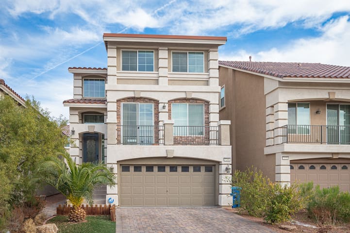 #68 Cozy Tri-Level House Close Strip