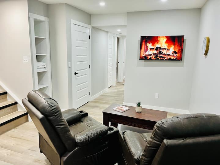 Private 2 Bedroom Suite Near Calgary Airport - Airdrie