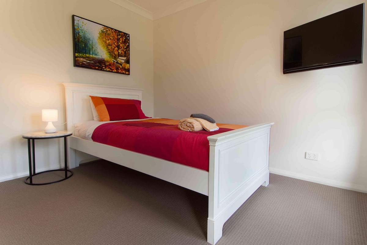 Jednolôžko s inteligentným televízorom