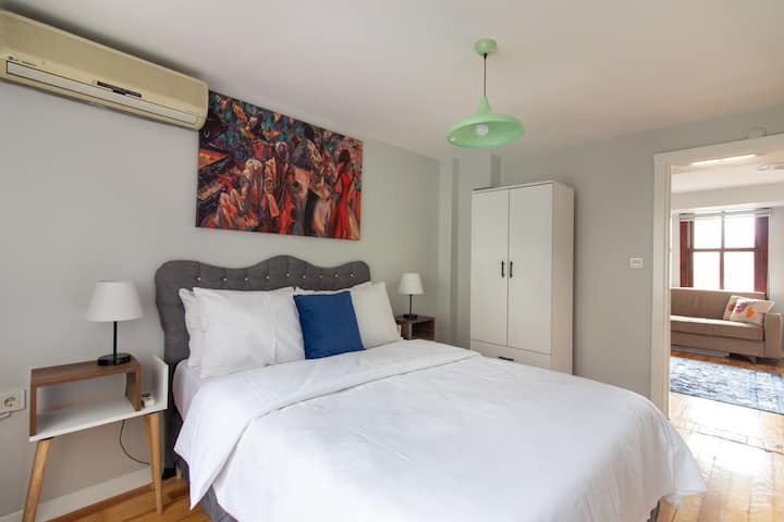 Spavaća soba s prostranim ormarom i noćnim svjetlom.