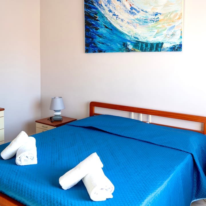 Comfortable double bed with two bedside tables , dresser, and closet to store your clothes. Great brightness thanks to the window door in the room.