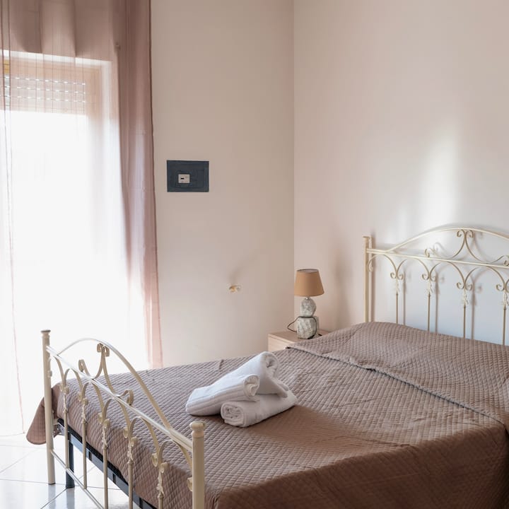 The large window door allows you to make the room very bright due to the exposure to the sun.