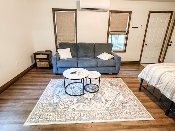 Relájate y descansa: este sofá cumple una doble función como acogedor lugar para ver películas y cama para invitados. Trailhead Studio.