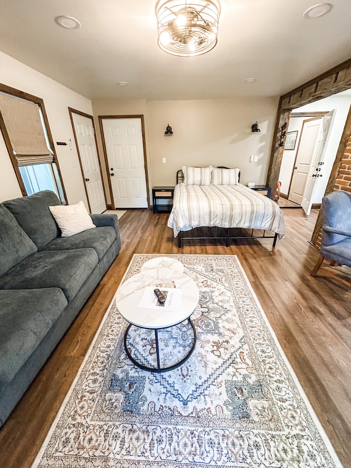 Ubicada en el corazón del estudio, esta acogedora cama tamaño queen es tu lugar para descansar, leer o simplemente relajarte.