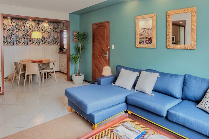 Grande chambre avec canapé charmant et confortable. L'environnement est combiné à la canopée, idéale pour vivre ensemble. Nous avons une télévision intelligente avec accès Netflix et des chaînes de télévision et de radio avec Bluetooth  pour vous détendre, préparer un repas en écoutant de la bonne musique !