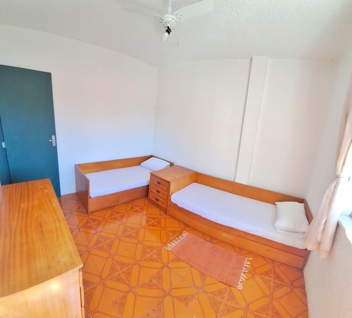 Добро проветрена и осветлена соба.