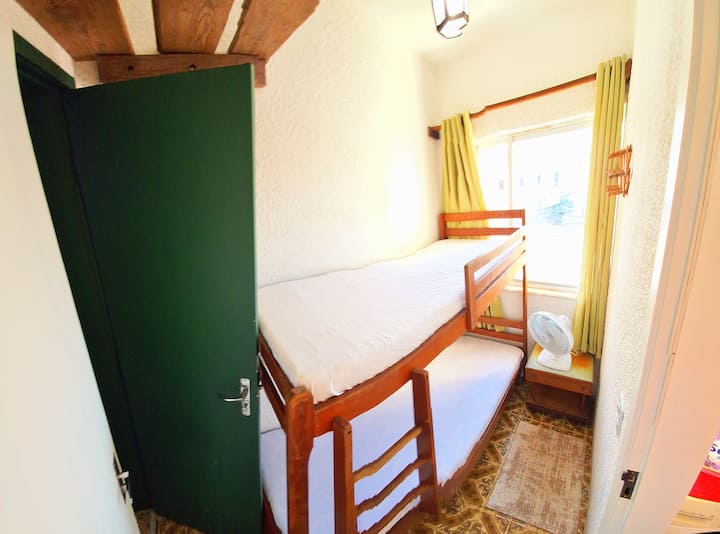 Мала соба, но има добра вентилација и осветлување. 